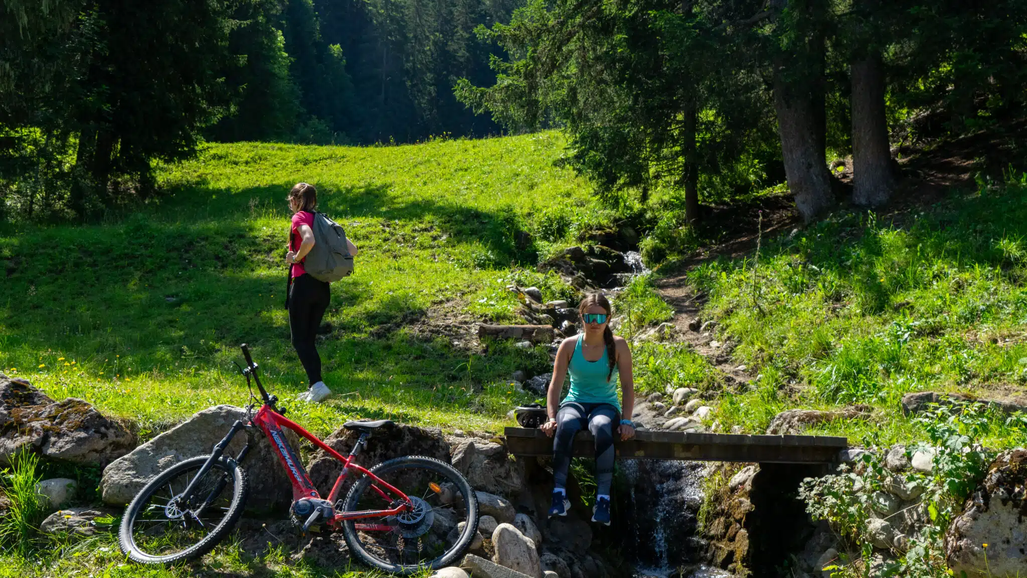 Valmorel VTT pause ruisseau ©office de tourisme Valmorel 2 scaled