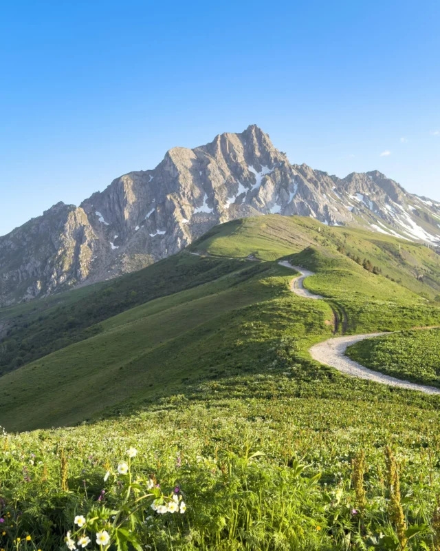 Le Grand Niélard et ses dernières neiges ❄️

#summer #ete #montagne #sommet #neige