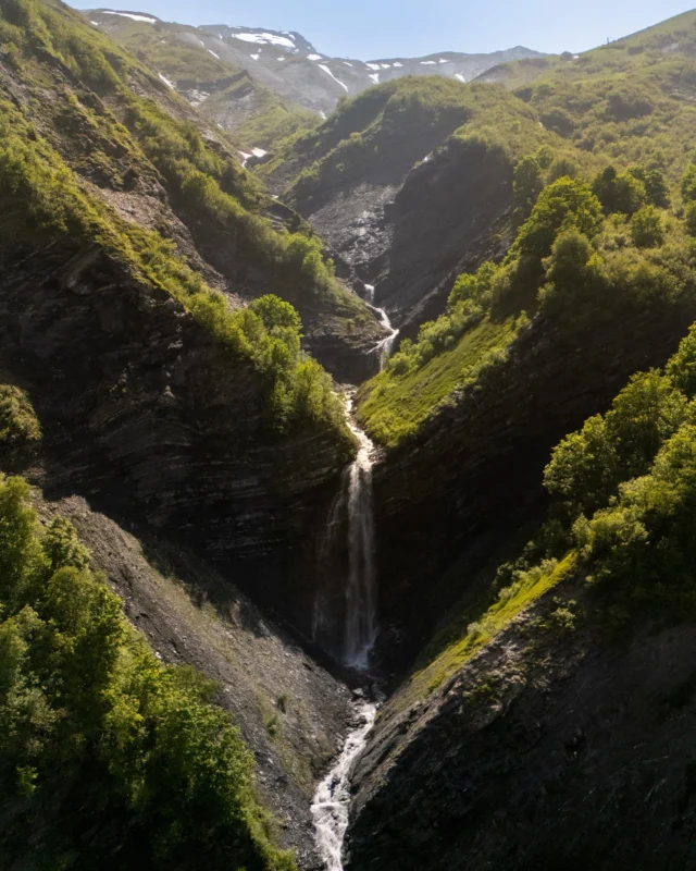Ces belles cascades d’eau fraîche ne vous donnent-elles pas envie de venir se rafraîchir à la montagne ? 🌊

#cascades #chutedeau #montagne #fraicheur